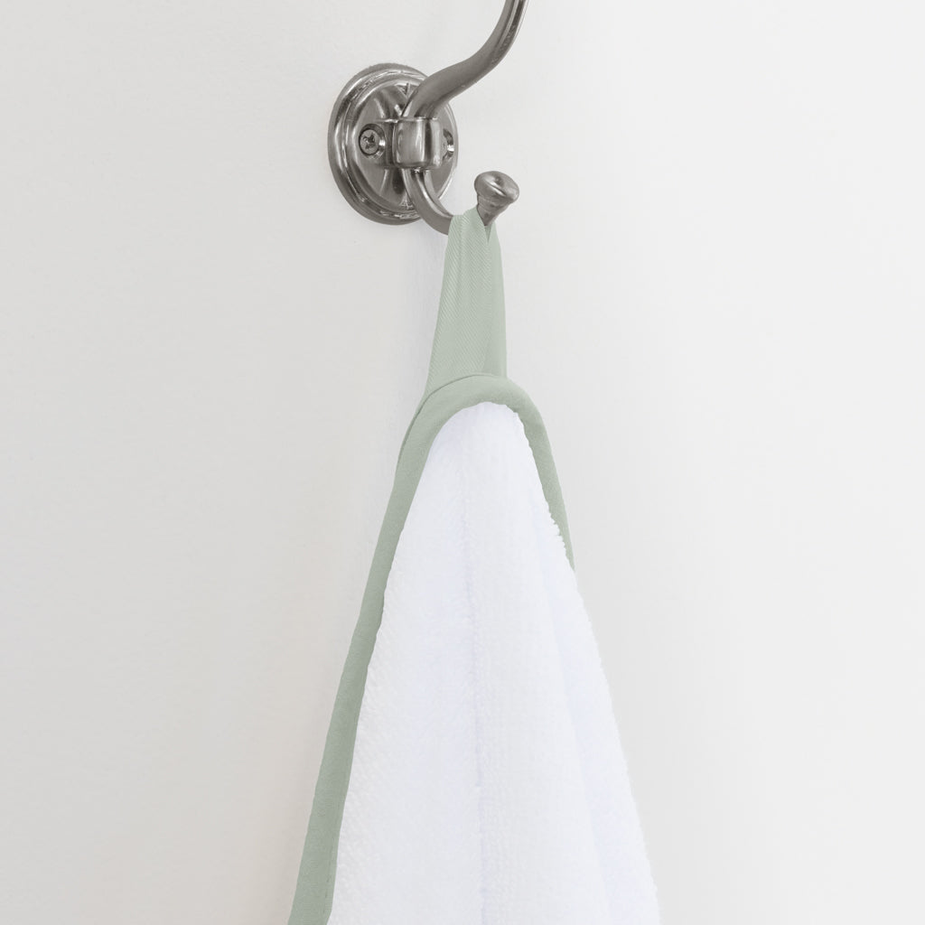 Green Scalloped Plush White Bath Towel