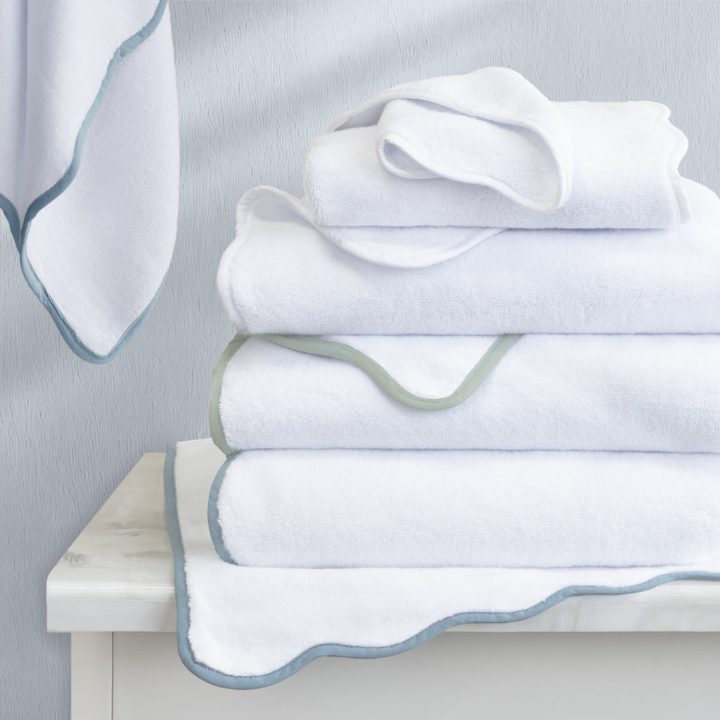 Blue Scalloped Plush White Bath Towel